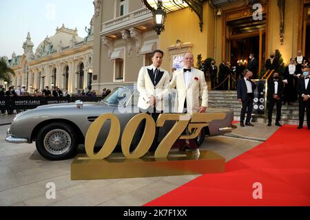 ©PHOTOPQR/NICE MATIN/Jean François Ottonello ; Monaco ; 29/09/2021 ; OTTONELLO JEAN-FRANCOIS - mercredi 29 septembre 2021, Atrium du Casino de Monte-Carlo à Monaco - Tapis Rouge de l'avant-première du nouveau Film James Bond 'Mourir peut attendre' Keine Zeit zum Sterben - le Prince Albert II et le réalisateur Cary Fukunaga Preview des neuen James-Bond-Films Not Time to die in Monaco am 29. September, 2021 Stockfoto