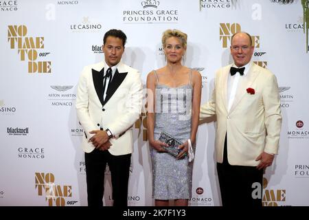 ©PHOTOPQR/NICE MATIN/Jean François Ottonello ; Monaco ; 29/09/2021 ; OTTONELLO JEAN-FRANCOIS - mercredi 29 septembre 2021, Atrium du Casino de Monte-Carlo à Monaco - Tapis Rouge de l'avant-première du nouveau Film James Bond 'Mourir peut attendre' Keine Zeit zum Sterben - le Prince Albert II et le réalisateur Cary Fukunaga avec Sharon Stone Preview des neuen James-Bond-Films Not Time to die in Monaco Am 29. September 2021 Stockfoto