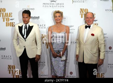 ©PHOTOPQR/NICE MATIN/Jean François Ottonello ; Monaco ; 29/09/2021 ; OTTONELLO JEAN-FRANCOIS - mercredi 29 septembre 2021, Atrium du Casino de Monte-Carlo à Monaco - Tapis Rouge de l'avant-première du nouveau Film James Bond 'Mourir peut attendre' Keine Zeit zum Sterben - le Prince Albert II et le réalisateur Cary Fukunaga avec Sharon Stone Preview des neuen James-Bond-Films Not Time to die in Monaco Am 29. September 2021 Stockfoto