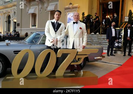 ©PHOTOPQR/NICE MATIN/Jean François Ottonello ; Monaco ; 29/09/2021 ; OTTONELLO JEAN-FRANCOIS - mercredi 29 septembre 2021, Atrium du Casino de Monte-Carlo à Monaco - Tapis Rouge de l'avant-première du nouveau Film James Bond 'Mourir peut attendre' Keine Zeit zum Sterben - le Prince Albert II et le réalisateur Cary Fukunaga Preview des neuen James-Bond-Films Not Time to die in Monaco am 29. September, 2021 Stockfoto