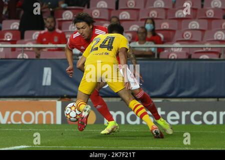 ©Laurent Lairys/MAXPPP - Darwin Núñez von Benfica und Eric García vom FC Barcelone während des UEFA Champions League-, Gruppen-, Gruppen-E-Fußballspiels zwischen SL Benfica und FC Barcelona am 29. September 2021 im Stade de Luz, Lissabon, Portugal - Foto Laurent Lairys / MAXPPP Stockfoto