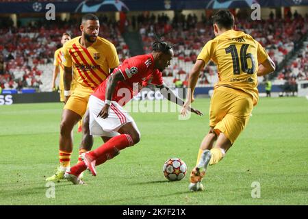 ©Laurent Lairys/MAXPPP - Valentino Lazaro aus Benfica und Memphis Depay , Pedri des FC Barcelone während der UEFA Champions League, Gruppenphase, Gruppe E Fußballspiel zwischen SL Benfica und FC Barcelona am 29. September 2021 im Stade de Luz, Lissabon, Portugal - Foto Laurent Lairys / MAXPPP Stockfoto