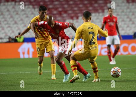 ©Laurent Lairys/MAXPPP - João Mário von Benfica und Pedri , Sergiño Ziel des FC Barcelone während der UEFA Champions League, Gruppenphase, Gruppe E Fußballspiel zwischen SL Benfica und FC Barcelona am 29. September 2021 im Stade de Luz, Lissabon, Portugal - Foto Laurent Lairys / MAXPPP Stockfoto