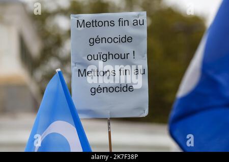 ©Sebastien Muylaert/MAXPPP - A l'Appel de l'institut ouighour d'Europe, Manifestation Place de la Bastille ' contre le genocides ' des Ouighours par la Chine au Xinjiang. UN Million de Ouïghours et autres minorités ethniques seraient détenus dans des Camps d'empinrisnement en Chine et subiraient viols, Tortures et travaux forcés. Paris, 02.10.2021 - auf Aufruf des Ouighour Institute of Europe, Demonstration Place de la Bastille gegen die Völkermorde der Ouighours durch China in Xinjiang. Eine Million Uiguren und andere ethnische Minderheiten sind Berichten zufolge in Gefangenenlagern in China und inhaftiert Stockfoto