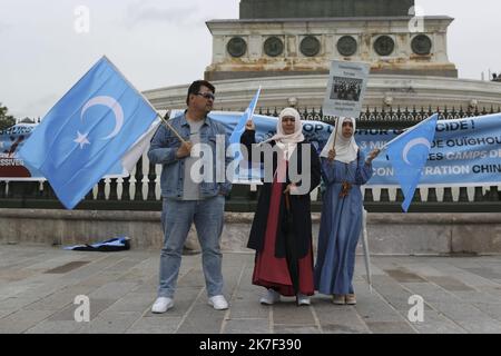 ©Sebastien Muylaert/MAXPPP - A l'Appel de l'institut ouighour d'Europe, Manifestation Place de la Bastille ' contre le genocides ' des Ouighours par la Chine au Xinjiang. UN Million de Ouïghours et autres minorités ethniques seraient détenus dans des Camps d'empinrisnement en Chine et subiraient viols, Tortures et travaux forcés. Paris, 02.10.2021 - auf Aufruf des Ouighour Institute of Europe, Demonstration Place de la Bastille gegen die Völkermorde der Ouighours durch China in Xinjiang. Eine Million Uiguren und andere ethnische Minderheiten sind Berichten zufolge in Gefangenenlagern in China und inhaftiert Stockfoto