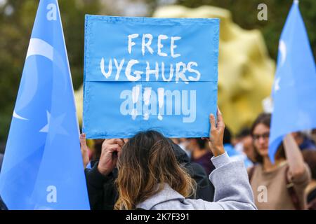 ©Sebastien Muylaert/MAXPPP - A l'Appel de l'institut ouighour d'Europe, Manifestation Place de la Bastille ' contre le genocides ' des Ouighours par la Chine au Xinjiang. UN Million de Ouïghours et autres minorités ethniques seraient détenus dans des Camps d'empinrisnement en Chine et subiraient viols, Tortures et travaux forcés. Paris, 02.10.2021 - auf Aufruf des Ouighour Institute of Europe, Demonstration Place de la Bastille gegen die Völkermorde der Ouighours durch China in Xinjiang. Eine Million Uiguren und andere ethnische Minderheiten sind Berichten zufolge in Gefangenenlagern in China und inhaftiert Stockfoto