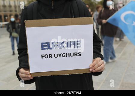 ©Sebastien Muylaert/MAXPPP - A l'Appel de l'institut ouighour d'Europe, Manifestation Place de la Bastille ' contre le genocides ' des Ouighours par la Chine au Xinjiang. UN Million de Ouïghours et autres minorités ethniques seraient détenus dans des Camps d'empinrisnement en Chine et subiraient viols, Tortures et travaux forcés. Paris, 02.10.2021 - auf Aufruf des Ouighour Institute of Europe, Demonstration Place de la Bastille gegen die Völkermorde der Ouighours durch China in Xinjiang. Eine Million Uiguren und andere ethnische Minderheiten sind Berichten zufolge in Gefangenenlagern in China und inhaftiert Stockfoto