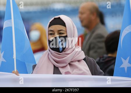 ©Sebastien Muylaert/MAXPPP - A l'Appel de l'institut ouighour d'Europe, Manifestation Place de la Bastille ' contre le genocides ' des Ouighours par la Chine au Xinjiang. UN Million de Ouïghours et autres minorités ethniques seraient détenus dans des Camps d'empinrisnement en Chine et subiraient viols, Tortures et travaux forcés. Paris, 02.10.2021 - auf Aufruf des Ouighour Institute of Europe, Demonstration Place de la Bastille gegen die Völkermorde der Ouighours durch China in Xinjiang. Eine Million Uiguren und andere ethnische Minderheiten sind Berichten zufolge in Gefangenenlagern in China und inhaftiert Stockfoto