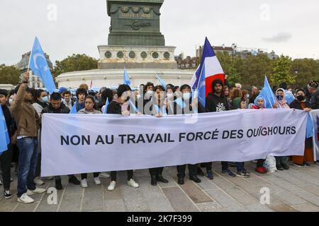 ©Sebastien Muylaert/MAXPPP - A l'Appel de l'institut ouighour d'Europe, Manifestation Place de la Bastille ' contre le genocides ' des Ouighours par la Chine au Xinjiang. UN Million de Ouïghours et autres minorités ethniques seraient détenus dans des Camps d'empinrisnement en Chine et subiraient viols, Tortures et travaux forcés. Paris, 02.10.2021 - auf Aufruf des Ouighour Institute of Europe, Demonstration Place de la Bastille gegen die Völkermorde der Ouighours durch China in Xinjiang. Eine Million Uiguren und andere ethnische Minderheiten sind Berichten zufolge in Gefangenenlagern in China und inhaftiert Stockfoto