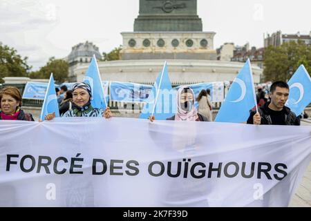 ©Sebastien Muylaert/MAXPPP - A l'Appel de l'institut ouighour d'Europe, Manifestation Place de la Bastille ' contre le genocides ' des Ouighours par la Chine au Xinjiang. UN Million de Ouïghours et autres minorités ethniques seraient détenus dans des Camps d'empinrisnement en Chine et subiraient viols, Tortures et travaux forcés. Paris, 02.10.2021 - auf Aufruf des Ouighour Institute of Europe, Demonstration Place de la Bastille gegen die Völkermorde der Ouighours durch China in Xinjiang. Eine Million Uiguren und andere ethnische Minderheiten sind Berichten zufolge in Gefangenenlagern in China und inhaftiert Stockfoto