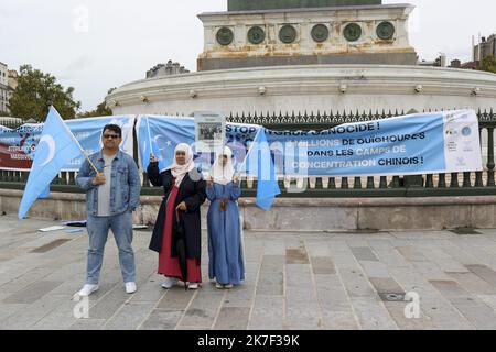 ©Sebastien Muylaert/MAXPPP - A l'Appel de l'institut ouighour d'Europe, Manifestation Place de la Bastille ' contre le genocides ' des Ouighours par la Chine au Xinjiang. UN Million de Ouïghours et autres minorités ethniques seraient détenus dans des Camps d'empinrisnement en Chine et subiraient viols, Tortures et travaux forcés. Paris, 02.10.2021 - auf Aufruf des Ouighour Institute of Europe, Demonstration Place de la Bastille gegen die Völkermorde der Ouighours durch China in Xinjiang. Eine Million Uiguren und andere ethnische Minderheiten sind Berichten zufolge in Gefangenenlagern in China und inhaftiert Stockfoto