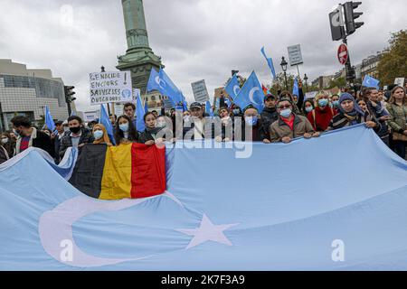 ©Sebastien Muylaert/MAXPPP - A l'Appel de l'institut ouighour d'Europe, Manifestation Place de la Bastille ' contre le genocides ' des Ouighours par la Chine au Xinjiang. UN Million de Ouïghours et autres minorités ethniques seraient détenus dans des Camps d'empinrisnement en Chine et subiraient viols, Tortures et travaux forcés. Paris, 02.10.2021 - auf Aufruf des Ouighour Institute of Europe, Demonstration Place de la Bastille gegen die Völkermorde der Ouighours durch China in Xinjiang. Eine Million Uiguren und andere ethnische Minderheiten sind Berichten zufolge in Gefangenenlagern in China und inhaftiert Stockfoto