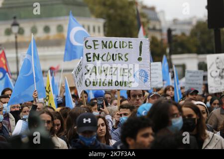 ©Sebastien Muylaert/MAXPPP - A l'Appel de l'institut ouighour d'Europe, Manifestation Place de la Bastille ' contre le genocides ' des Ouighours par la Chine au Xinjiang. UN Million de Ouïghours et autres minorités ethniques seraient détenus dans des Camps d'empinrisnement en Chine et subiraient viols, Tortures et travaux forcés. Paris, 02.10.2021 - auf Aufruf des Ouighour Institute of Europe, Demonstration Place de la Bastille gegen die Völkermorde der Ouighours durch China in Xinjiang. Eine Million Uiguren und andere ethnische Minderheiten sind Berichten zufolge in Gefangenenlagern in China und inhaftiert Stockfoto