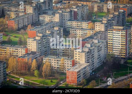 Lazdynai Bezirk von Vilnius von oben fernsehturm bei Sonnenuntergang, Litauen Stockfoto