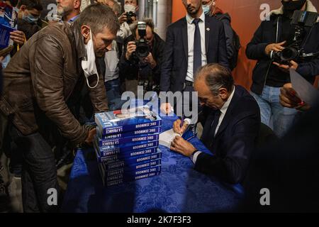 ©PHOTOPQR/VOIX DU Nord/PASCAL BONNIERE ; 02/10/2021 ; LILLE 2.10.2021 politique - Eric Zemmour etait a Lille Grand Palais pour Presenter son livre et tenir un Meeting devant 1500 personnes . Meeting qui fait presentir une candidature aux elections presidentielles 2022 .PHOTO PASCAL BONNIERE / LA VOIX DU Nord Stockfoto