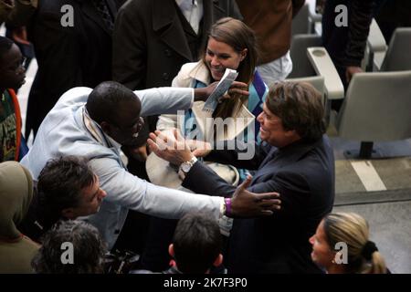 ©PHOTOPQR/LE PARISIEN/MATTHIEU DE MARTIGNAC . SAINT DENIS LE 29/04/2006. FUSSBALLFINALE DE LA COUPE DE FRANCE. OLYMPIQUE DE MARSEILLE OM PARIS SAINT GERMAIN PSG. VICTOIRE DU PSG 2-1. BERNARD TAPIE ET BASILE BOLI FRANKREICH APRIL 29TH 2006. Französischer Fußballpokal zwischen Paris Saint Germain und Marseille. Bernard Tapie starb im Alter von 78 Jahren, starb an Krebs der Geschäftsmann und Ex-Chef von Olympique de Marseille gab im September 2017 bekannt, dass er an Magenkrebs mit Ausdehnung auf die Speiseröhre litt. Stockfoto