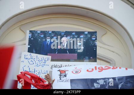 ©Yassine Mahjoub/MAXPPP - Sympathisanten von Präsident Kais Saied organisieren am Sonntag, den 3. Oktober, eine Demonstration zur Unterstützung des Staatsoberhauptes in der Avenue Habib Bourguiba in der Innenstadt von Tunis.Foto: Yassine Mahjoub Stockfoto