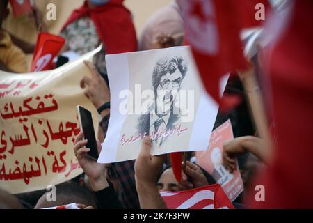 ©Yassine Mahjoub/MAXPPP - Sympathisanten von Präsident Kais Saied organisieren am Sonntag, den 3. Oktober, eine Demonstration zur Unterstützung des Staatsoberhauptes in der Avenue Habib Bourguiba in der Innenstadt von Tunis.Foto: Yassine Mahjoub Stockfoto