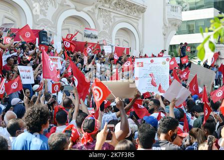 ©Yassine Mahjoub/MAXPPP - Sympathisanten von Präsident Kais Saied organisieren am Sonntag, den 3. Oktober, eine Demonstration zur Unterstützung des Staatsoberhauptes in der Avenue Habib Bourguiba in der Innenstadt von Tunis.Foto: Yassine Mahjoub Stockfoto