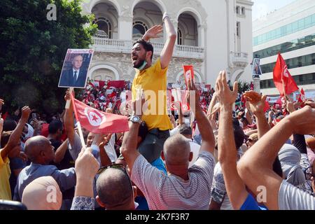 ©Yassine Mahjoub/MAXPPP - Sympathisanten von Präsident Kais Saied organisieren am Sonntag, den 3. Oktober, eine Demonstration zur Unterstützung des Staatsoberhauptes in der Avenue Habib Bourguiba in der Innenstadt von Tunis.Foto: Yassine Mahjoub Stockfoto