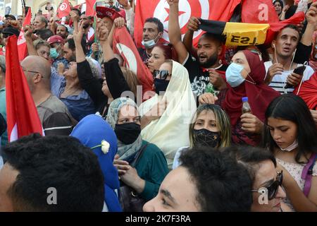 ©Yassine Mahjoub/MAXPPP - Sympathisanten von Präsident Kais Saied organisieren am Sonntag, den 3. Oktober, eine Demonstration zur Unterstützung des Staatsoberhauptes in der Avenue Habib Bourguiba in der Innenstadt von Tunis.Foto: Yassine Mahjoub Stockfoto