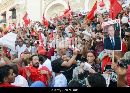 ©Yassine Mahjoub/MAXPPP - Sympathisanten von Präsident Kais Saied organisieren am Sonntag, den 3. Oktober, eine Demonstration zur Unterstützung des Staatsoberhauptes in der Avenue Habib Bourguiba in der Innenstadt von Tunis.Foto: Yassine Mahjoub Stockfoto