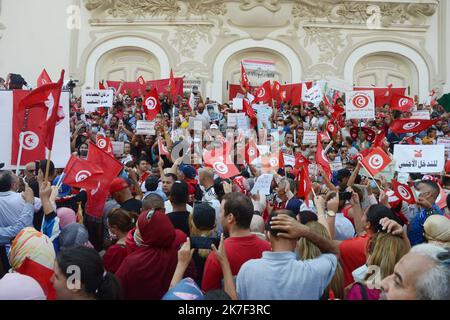 ©Yassine Mahjoub/MAXPPP - Sympathisanten von Präsident Kais Saied organisieren am Sonntag, den 3. Oktober, eine Demonstration zur Unterstützung des Staatsoberhauptes in der Avenue Habib Bourguiba in der Innenstadt von Tunis.Foto: Yassine Mahjoub Stockfoto