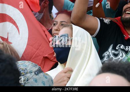 ©Yassine Mahjoub/MAXPPP - Sympathisanten von Präsident Kais Saied organisieren am Sonntag, den 3. Oktober, eine Demonstration zur Unterstützung des Staatsoberhauptes in der Avenue Habib Bourguiba in der Innenstadt von Tunis.Foto: Yassine Mahjoub Stockfoto