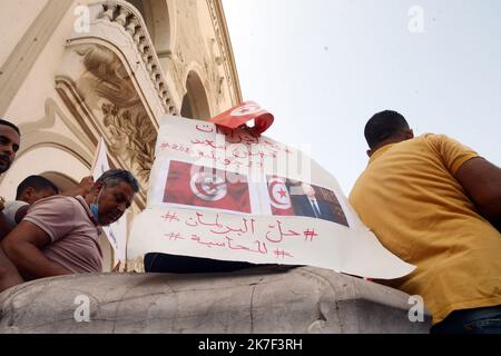 ©Yassine Mahjoub/MAXPPP - Sympathisanten von Präsident Kais Saied organisieren am Sonntag, den 3. Oktober, eine Demonstration zur Unterstützung des Staatsoberhauptes in der Avenue Habib Bourguiba in der Innenstadt von Tunis.Foto: Yassine Mahjoub Stockfoto