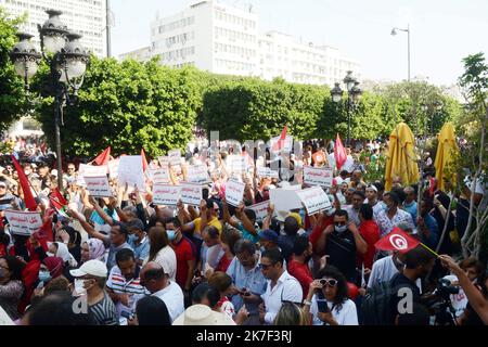 ©Yassine Mahjoub/MAXPPP - Sympathisanten von Präsident Kais Saied organisieren am Sonntag, den 3. Oktober, eine Demonstration zur Unterstützung des Staatsoberhauptes in der Avenue Habib Bourguiba in der Innenstadt von Tunis.Foto: Yassine Mahjoub Stockfoto