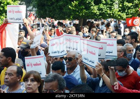 ©Yassine Mahjoub/MAXPPP - Sympathisanten von Präsident Kais Saied organisieren am Sonntag, den 3. Oktober, eine Demonstration zur Unterstützung des Staatsoberhauptes in der Avenue Habib Bourguiba in der Innenstadt von Tunis.Foto: Yassine Mahjoub Stockfoto