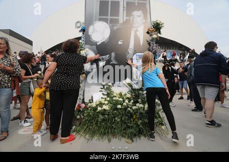 â©PHOTOPQR/LA PROVENCE/Nicolas VALLAURI ; MARSEILLE ; 03/10/2021 ; DÃ©CÃ¨s de Bernard TAPIE le dimanche 3 octobre 2021 Les Supporters viennent rendre Hommage sur le parvis du stade Orange VÃ©lodrome avec chants , messages et dÃ©pÃ´ts de gerbes de fleurs UN Portrait de lui ( Foto , affiche , Poster ) A Ã©tÃ© installÃ©e devant le stade - der französische Geschäftsmann und Politiker Bernard TAPIE starb heute Stockfoto