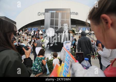 â©PHOTOPQR/LA PROVENCE/Nicolas VALLAURI ; MARSEILLE ; 03/10/2021 ; DÃ©CÃ¨s de Bernard TAPIE le dimanche 3 octobre 2021 Les Supporters viennent rendre Hommage sur le parvis du stade Orange VÃ©lodrome avec chants , messages et dÃ©pÃ´ts de gerbes de fleurs UN Portrait de lui ( Foto , affiche , Poster ) Ein Ã©tÃ© installÃ©e devant le stade der französische Geschäftsmann und Politiker Bernard TAPIE starb heute Stockfoto