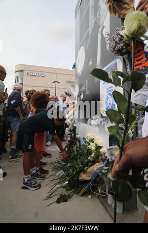 â©PHOTOPQR/LA PROVENCE/Nicolas VALLAURI ; MARSEILLE ; 03/10/2021 ; DÃ©CÃ¨s de Bernard TAPIE le dimanche 3 octobre 2021 Les Supporters viennent rendre Hommage sur le parvis du stade Orange VÃ©lodrome avec chants , messages et dÃ©pÃ´ts de gerbes de fleurs UN Portrait de lui ( Foto , affiche , Poster ) A Ã©tÃ© installÃ©e devant le stade - der französische Geschäftsmann und Politiker Bernard TAPIE starb heute Stockfoto