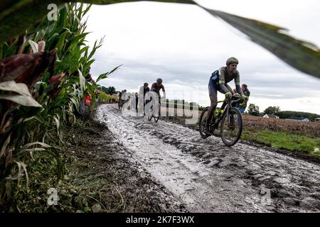 ©PHOTOPQR/VOIX DU Nord/PASCAL BONNIERE ; 03/10/2021 ; TEMPLEUVE 3.10.2021 Sport - Cyclisme - Course du Paris Roubaix sous la pluie , PAVE 8 moulin de Vertain . .PHOTO PASCAL BONNIERE / LA VOIX DU NORD - 2021/10/03. Matschige Atmosphäre auf dem Radrennen von Paris Roubaix. Stockfoto