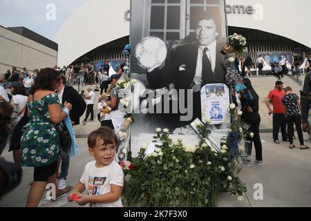 â©PHOTOPQR/LA PROVENCE/Nicolas VALLAURI ; MARSEILLE ; 03/10/2021 ; DÃ©CÃ¨s de Bernard TAPIE le dimanche 3 octobre 2021 Les Supporters viennent rendre Hommage sur le parvis du stade Orange VÃ©lodrome avec chants , messages et dÃ©pÃ´ts de gerbes de fleurs UN Portrait de lui ( Foto , affiche , Poster ) A Ã©tÃ© installÃ©e devant le stade - der französische Geschäftsmann und Politiker Bernard TAPIE starb heute Stockfoto