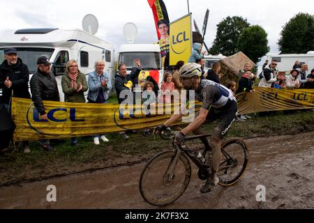 ©PHOTOPQR/VOIX DU Nord/PASCAL BONNIERE ; 03/10/2021 ; TEMPLEUVE 3.10.2021 Sport - Cyclisme - Course du Paris Roubaix sous la pluie , PAVE 8 moulin de Vertain . .PHOTO PASCAL BONNIERE / LA VOIX DU NORD - 2021/10/03. Matschige Atmosphäre auf dem Radrennen von Paris Roubaix. Stockfoto