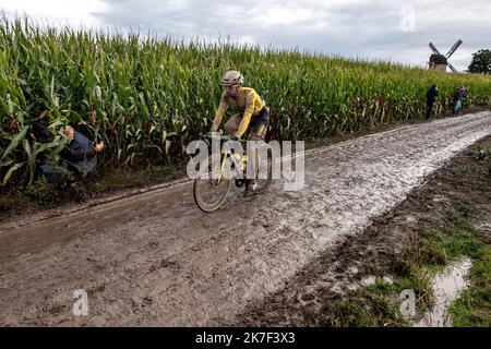 ©PHOTOPQR/VOIX DU Nord/PASCAL BONNIERE ; 03/10/2021 ; TEMPLEUVE 3.10.2021 Sport - Cyclisme - Course du Paris Roubaix sous la pluie , PAVE 8 moulin de Vertain . .PHOTO PASCAL BONNIERE / LA VOIX DU NORD - 2021/10/03. Matschige Atmosphäre auf dem Radrennen von Paris Roubaix. Stockfoto