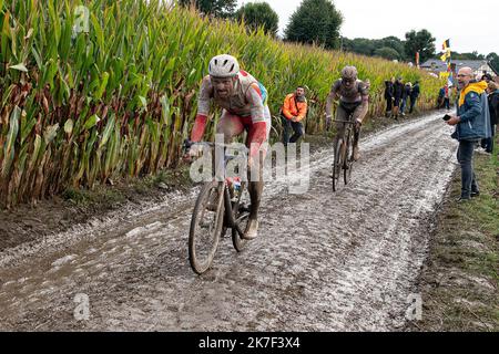 ©PHOTOPQR/VOIX DU Nord/PASCAL BONNIERE ; 03/10/2021 ; TEMPLEUVE 3.10.2021 Sport - Cyclisme - Course du Paris Roubaix sous la pluie , PAVE 8 moulin de Vertain . .PHOTO PASCAL BONNIERE / LA VOIX DU NORD - 2021/10/03. Matschige Atmosphäre auf dem Radrennen von Paris Roubaix. Stockfoto