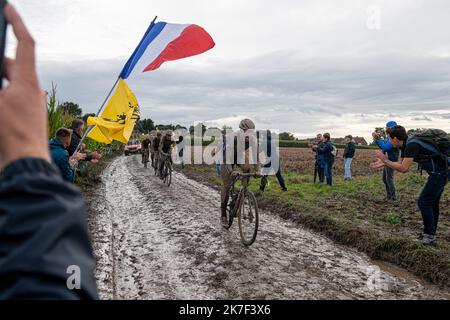 ©PHOTOPQR/VOIX DU Nord/PASCAL BONNIERE ; 03/10/2021 ; TEMPLEUVE 3.10.2021 Sport - Cyclisme - Course du Paris Roubaix sous la pluie , PAVE 8 moulin de Vertain . .PHOTO PASCAL BONNIERE / LA VOIX DU NORD - 2021/10/03. Matschige Atmosphäre auf dem Radrennen von Paris Roubaix. Stockfoto