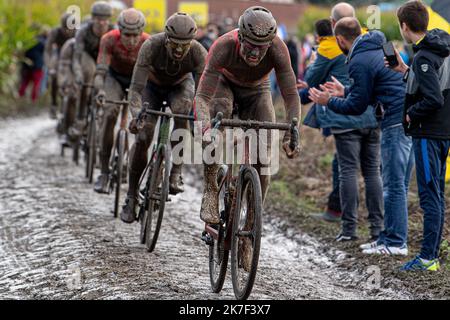 ©PHOTOPQR/VOIX DU Nord/PASCAL BONNIERE ; 03/10/2021 ; TEMPLEUVE 3.10.2021 Sport - Cyclisme - Course du Paris Roubaix sous la pluie , PAVE 8 moulin de Vertain . .PHOTO PASCAL BONNIERE / LA VOIX DU NORD - 2021/10/03. Matschige Atmosphäre auf dem Radrennen von Paris Roubaix. Stockfoto