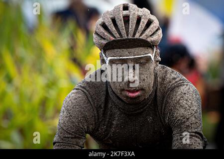 ©PHOTOPQR/VOIX DU Nord/PASCAL BONNIERE ; 03/10/2021 ; TEMPLEUVE 3.10.2021 Sport - Cyclisme - Course du Paris Roubaix sous la pluie , PAVE 8 moulin de Vertain . .PHOTO PASCAL BONNIERE / LA VOIX DU NORD - 2021/10/03. Matschige Atmosphäre auf dem Radrennen von Paris Roubaix. Stockfoto