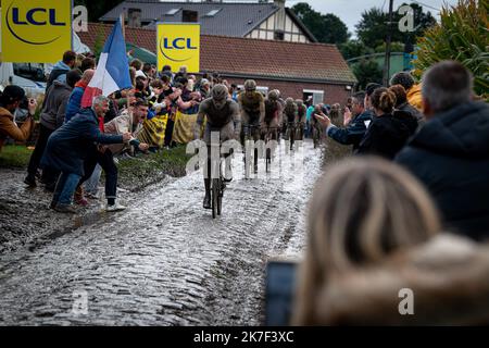 ©PHOTOPQR/VOIX DU Nord/PASCAL BONNIERE ; 03/10/2021 ; TEMPLEUVE 3.10.2021 Sport - Cyclisme - Course du Paris Roubaix sous la pluie , PAVE 8 moulin de Vertain . .PHOTO PASCAL BONNIERE / LA VOIX DU NORD - 2021/10/03. Matschige Atmosphäre auf dem Radrennen von Paris Roubaix. Stockfoto