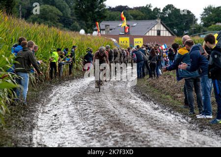 ©PHOTOPQR/VOIX DU Nord/PASCAL BONNIERE ; 03/10/2021 ; TEMPLEUVE 3.10.2021 Sport - Cyclisme - Course du Paris Roubaix sous la pluie , PAVE 8 moulin de Vertain . .PHOTO PASCAL BONNIERE / LA VOIX DU NORD - 2021/10/03. Matschige Atmosphäre auf dem Radrennen von Paris Roubaix. Stockfoto