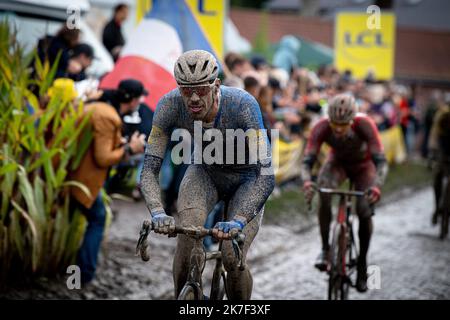 ©PHOTOPQR/VOIX DU Nord/PASCAL BONNIERE ; 03/10/2021 ; TEMPLEUVE 3.10.2021 Sport - Cyclisme - Course du Paris Roubaix sous la pluie , PAVE 8 moulin de Vertain . .PHOTO PASCAL BONNIERE / LA VOIX DU NORD - 2021/10/03. Matschige Atmosphäre auf dem Radrennen von Paris Roubaix. Stockfoto