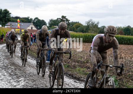 ©PHOTOPQR/VOIX DU Nord/PASCAL BONNIERE ; 03/10/2021 ; TEMPLEUVE 3.10.2021 Sport - Cyclisme - Course du Paris Roubaix sous la pluie , PAVE 8 moulin de Vertain . .PHOTO PASCAL BONNIERE / LA VOIX DU NORD - 2021/10/03. Matschige Atmosphäre auf dem Radrennen von Paris Roubaix. Stockfoto