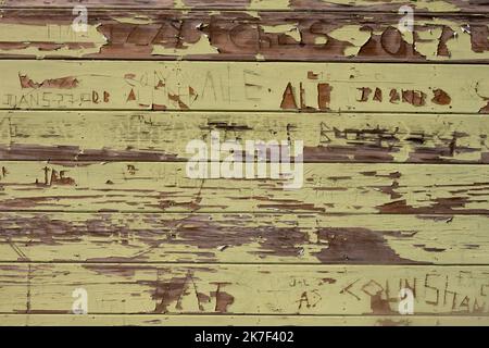 Jahre und Graffiti und Peeling Farbe an der Wand des Feuerturms Stockfoto