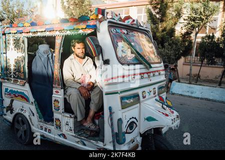 ©Adrien Vautier / Le Pictorium/MAXPPP - Dans les rues de Mazar-e Charif le 4 septembre. Avant meme l'arrivee des talibans au pouvoir, la Population afghane a majorite sunniten, pratique un islam qui ne laisse que peu de place aux femmes dans la societe. Stockfoto