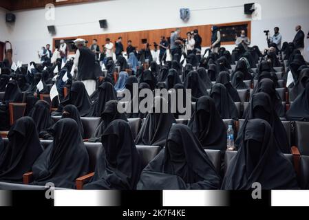©Adrien Vautier / Le Pictorium/MAXPPP - Le samedi 11 septembre, les talibans ont convie les journalistes locaux et internationaux a un evenement afin de promouvoir l'Education chez les femmes de l' Emirat. Des dizaines d'etudiantes en Niqab sont presentes dans l'Amphitheater de l'universite polytechnique. Stockfoto