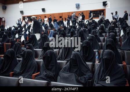 ©Adrien Vautier / Le Pictorium/MAXPPP - Le samedi 11 septembre, les talibans ont convie les journalistes locaux et internationaux a un evenement afin de promouvoir l'Education chez les femmes de l' Emirat. Des dizaines d'etudiantes en Niqab sont presentes dans l'Amphitheater de l'universite polytechnique. Stockfoto